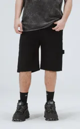 Bermuda de denim negro, estilo carpintero, con calce oversize y bolsillo lateral. Confeccionada en algodón con proceso de efecto desgaste.