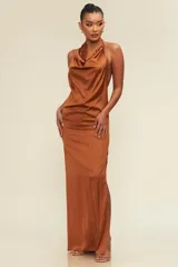 Vestido largo de satén color cobre, con escote halter drapeado y espalda descubierta.
