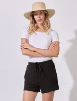 Short de algodón negro de la marca Workshop, con pretina ancha elastizada y lazo de ajuste, incluyendo bolsillos delanteros y traseros.