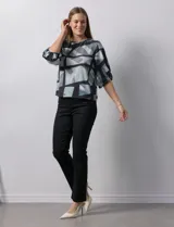 Blusa de gasa estampada con flores verdes sobre fondo blanco, de la marca Sioni. Tiene mangas cortas amplias con abertura y botón.