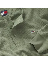 Remera verde militar de Tommy Jeans, de corte regular, manga larga y cuello henley con tres botones. Tiene logo bordado en el pecho.