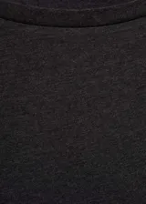 Camiseta de manga larga color gris oscuro con cuello barco.