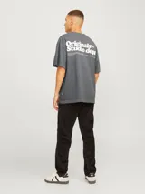 Camiseta gris de manga corta y cuello redondo con logo pequeño estampado en el pecho.
