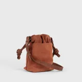 Cartera tipo bucket de descarne vacuno gamuzado color cobre, con correa bandolera de cuero graneado y ajuste superior con cordón.