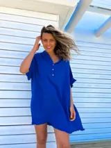 Túnica azul de lino rústico con cuello mao, mangas cortas y ruedo con flecos.