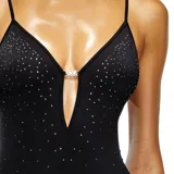 Body negro de microfibra con escote en V profundo y tirantes finos. Presenta apliques de pequeños cristales o tachas plateadas distribuidos en el área del busto y un detalle metálico en forma de anillo ovalado en el centro del escote.