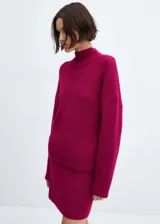 Minifalda de punto grueso color fucsia, con cintura elástica y corte recto.