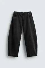 Pantalón de jean celeste con efecto lavado, corte amplio tipo balloon fit, tiro medio, cinco bolsillos y cierre frontal con cremallera y botón.