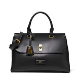 Cartera tipo satchel negra de material sintético (PU) con forrería textil. Presenta un compartimento principal amplio con cierre de solapa y herraje metálico dorado. Incluye bolsillo interno con cierre, correa larga regulable y desmontable, y logo XL aplicado en el frente.