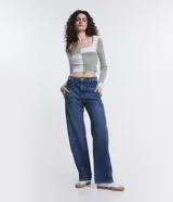 Pantalón recto de jeans azul oscuro, con trabillas en la cintura, cierre de botón y cremallera, bolsillos y efecto raído en la cintura.