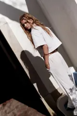 Pantalón blanco de tejido liviano con lino, de tiro bajo con elástico revestido y cordón para ajustar en la cintura, bolsillos al bies y piernas rectas.