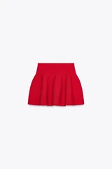 Falda mini roja de punto con cintura elástica y corte evasé.
