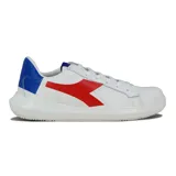 Championes Diadora Mass Damper Derby blancos con detalles en rojo y azul. Presentan el logo de la marca en rojo en el lateral y detalles en azul en el talón y la lengüeta.