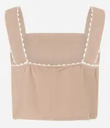 Blusa cropped de viscolino color beige con breteles anchos, escote cuadrado con detalle de ondas y bordado floral.