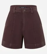 Short de mujer de sarga color beige claro, tiro alto, con pespuntes contrastantes en color blanco o crema. Presenta un corte regular y bolsillos delanteros y traseros.