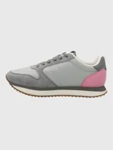 Zapatilla casual de mujer, modelo Bliss Sun, con capellada combinada en tonos de gris claro y gris oscuro, detalles en rosa vibrante en el talón y suela plataforma blanca y marrón. Posee cordones grises y tecnología de suela memory foam.