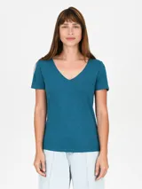 Remera manga corta color azul petróleo con escote en V.