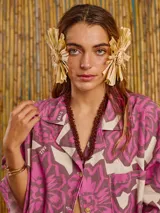 Camisa oversize de algodón con estampado abstracto en tonos rosa y blanco.