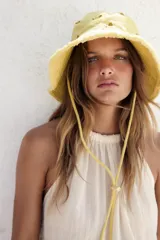 Gorro tipo bucket amarillo con bordado de flores y cordón ajustable.