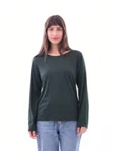Remera de manga larga color verde oscuro (petróleo), de corte clásico y cuello redondo.