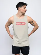 Musculosa negra con cuello redondo y sin mangas. Estampado frontal con el logo Umbro en blanco con textura geométrica.