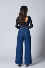 Top negro de escote redondo y espalda baja, confeccionado con tejido elástico regenerado a partir de desechos de nylon reciclados.