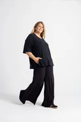 Remerón negro de algodón pima con mangas 3/4 y tajos laterales.