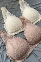Kit de 2 soutiens modelo Liz, confeccionados en encaje, con copa y sin aro, con breteles elásticos regulables.