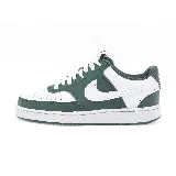 Championes urbanos Nike Court Vision Lo NN, color blanco con detalles en verde oscuro y logo Nike en blanco.