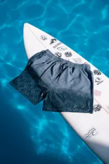 Short de baño azul con estampado abstracto en la parte inferior.