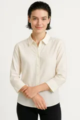 Camisa color marfil de corte holgado con mangas tres cuartos.