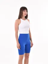 Calza corta de lycra color rojo.