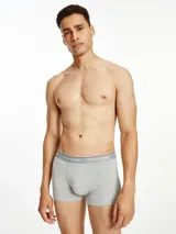 Pack de tres bóxers Tommy Hilfiger, confeccionados en algodón elástico. Incluye un bóxer negro, uno blanco y uno gris. Todos con cintura elástica con el logo de la marca.
