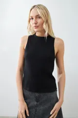 Musculosa color crudo de tejido de punto canalé, sin mangas y cuello redondo.