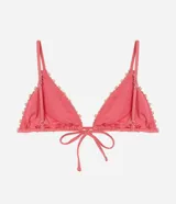Top de bikini triangular fruncido color rosado, confeccionado en microfibra brillante. Tiene breteles ajustables y contorno de mini abalorios de madera.