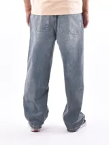 Pantalón de jean celeste de corte amplio y tiro alto.