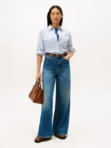 Camisa Tommy Hilfiger a rayas verticales celestes y blancas, de corte regular, manga larga con puños abotonados y cuello inglés.