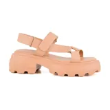 Sandalias negras de cuero sintético, con plataforma track y tiras anchas con ajuste de velcro.