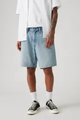 Bermuda de jean celeste de corte amplio, con bolsillos delanteros y traseros.