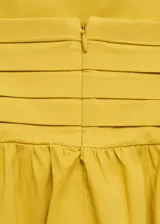 Vestido corto amarillo de algodón con tirantes finos, escote cuadrado, corte recto y detalle de drapeado en el busto.