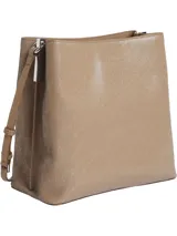 Cartera Calvin Klein tipo bucket color beige con monograma en relieve. Tiene correa ajustable para usar al hombro o cruzada, y cierre de cremallera.