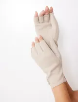 Guantes sin dedos marca Barrington confeccionados en símil gamuza color beige, con aplique de botones decorativos en la muñeca e interior de terciopelo.