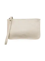 Sobre clásico de cuero color crudo, con correa de mano y cierre metálico.