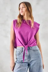 Top de algodón peinado color fucsia, con nudo frontal para un ajuste regulable y silueta fresca.