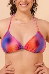 Top de bikini triangular con estampado multicolor, tiras para atar en cuello y espalda, y bolsillo interno para colocar copa removible o prótesis externa. Confeccionado con tela que contiene fibra LYCRA® XTRA LIFE™.