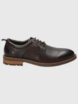 Zapato acordonado de cuero color marrón claro, con suela de goma y detalle de tirador en el talón.
