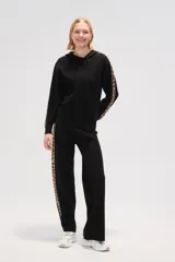 Sweater color crema con capucha y cordones, de tejido de punto, con mangas largas y detalle de franja con estampado animal en mangas y laterales.