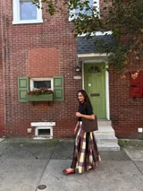 Bolso tipo tote de cuero color tostado, con diseño trenzado a mano.