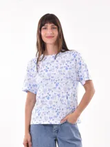 Remera blanca con estampado de motivos playeros en color celeste.