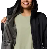 Campera cortaviento color verde claro, con capucha ajustable, cierre frontal con cremallera bidireccional, cintura ajustable con cordón, bolsillos con cremallera y puños ajustables.